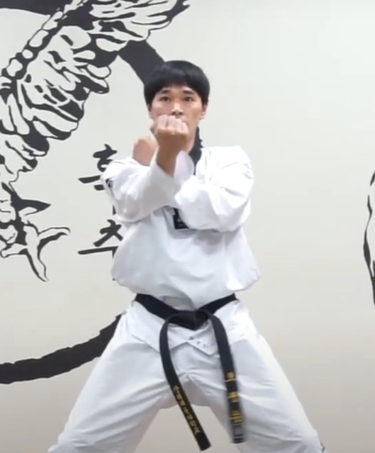 Cross Punch (Chukyo Jireugi)